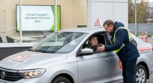 Автоинструктор проводит практическое занятие по вождению, современный класс и автомобиль на учёбе